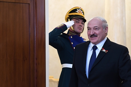 Лукашенко остался в стороне во время общения Путина с лидерами стран на параде