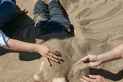 Российские дети в шутку закопали брата в песок и убили его
