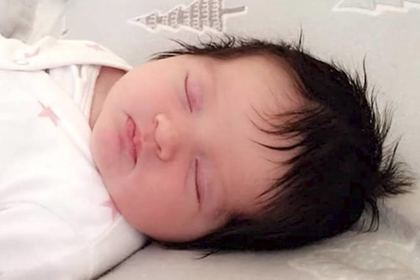 Аномально густые волосы новорожденного ребенка удивили персонал роддома