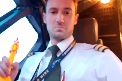 Пилотов раскритиковали за видео с игрушкой в кабине самолета