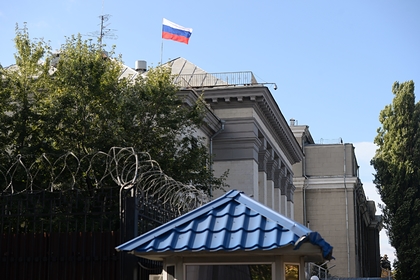 Возле посольства России в Киеве сожгли российский флаг
