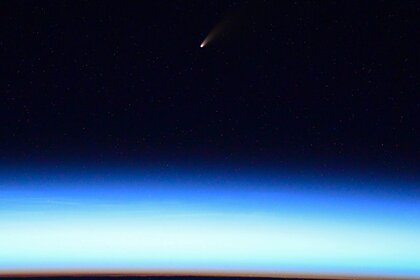 Российский космонавт сделал фото ярчайшей за семь лет кометы