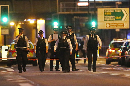 Более 10 полицейских пострадали при разгоне вечеринки в Лондоне