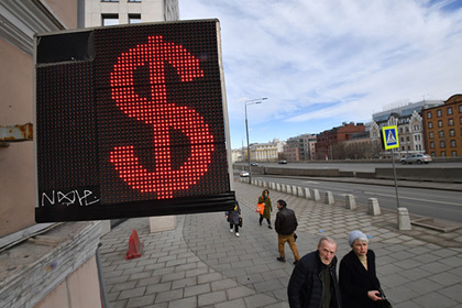 Курс рубля рухнул к доллару и евро