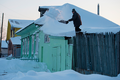 Жителей российского города заставили платить за уборку снега летом