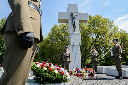 Памятник жертвам Волынской резни в Варшаве