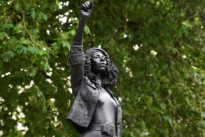 Памятник благотворителю-работорговцу заменили статуей чернокожей активистки