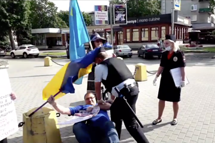 Россиянин сбил кепку полицейского украинским флагом