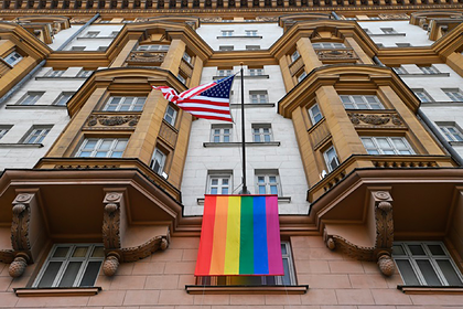Россия запротестовала из-за флагов ЛГБТ на посольствах США и Британии