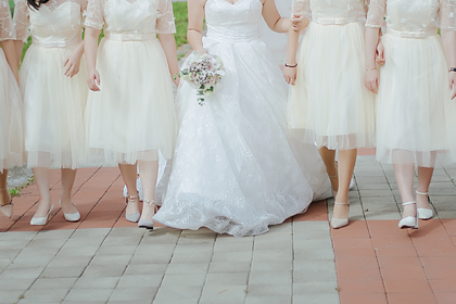 Невеста уменьшила полную подругу на свадебном фото и была обругана