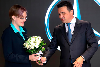Российская школьница отличилась знаниями и получила Mercedes от губернатора