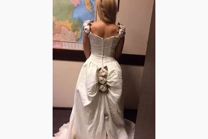 Свадебное платье невесты высмеяли из-за нелепой детали на юбке