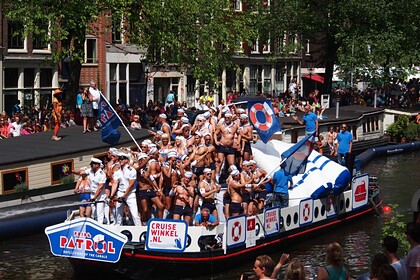 В Нидерландах из-за коронавируса отменили гей-парад