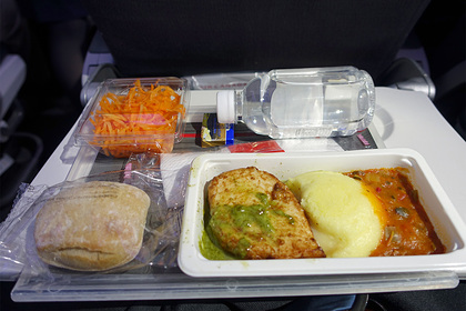Стюардессы раскрыли способ бесплатно получить больше еды на борту самолета
