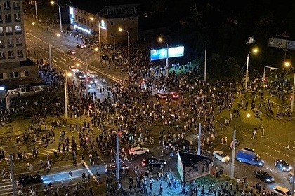 Автомобилисты в Минске перекрыли дорогу военным