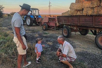 Таксист выбросил туристку с годовалым ребенком в поле в Крыму