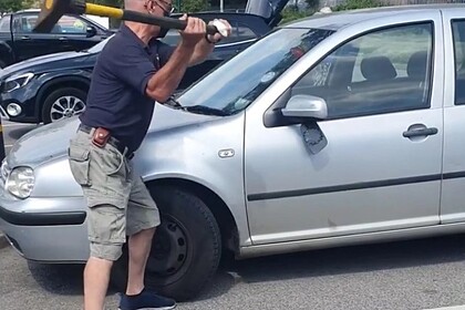 Мужчина разбил окно чужой машины ради спасения собаки от жары