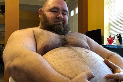 Мужчина растолстел до 226 килограммов ради фанатов на порносайте