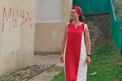 Белоруску задержали за бело-красно-белое платье