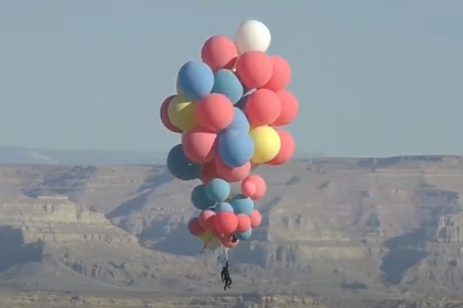 Иллюзионист Дэвид Блейн пролетел над пустыней на 52 гелиевых шарах