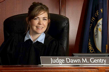 Судья занялась сексом с подчиненным в зале суда и лишилась работы