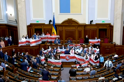В Верховной Раде вывесили флаги белорусской оппозиции