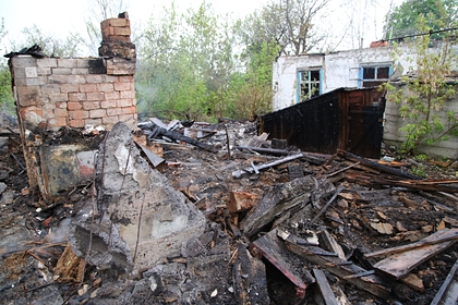 Сгоревший после обстрела дом в поселке Шахты 6-7 в Горловке (Архивное фото)