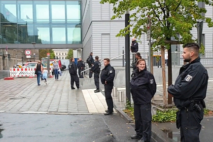 Сотрудники полиции у клиники «Шарите» (Charite) в Берлине, где находится политик Алексей Навальный