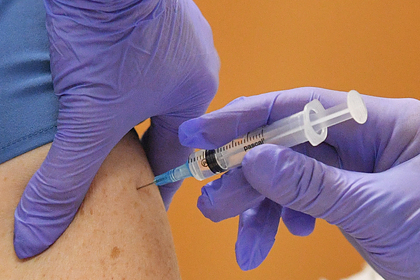 Невозможность ускорить вакцинацию от коронавируса в России объяснили