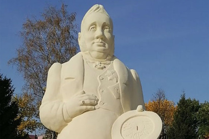 В российском городе решили собирать деньги с помощью статуи чиновника