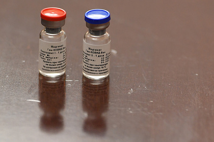 Первые добровольцы получили второй компонент вакцины «Спутник V»