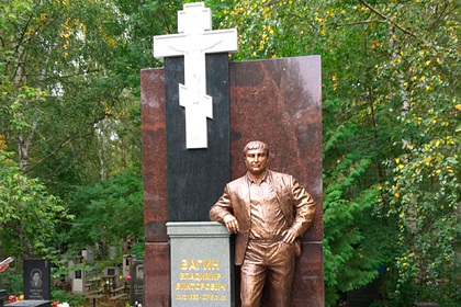 Россиян возмутил бронзовый памятник на могиле вора в законе Вагона
