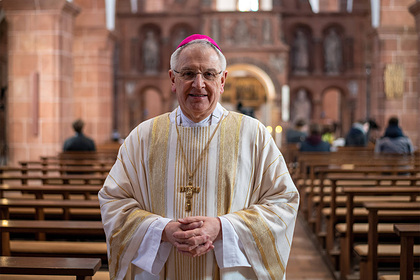 Католический епископ благословил ЛГБТ-верующих и выделил им священника
