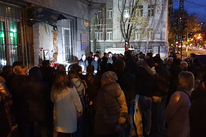 Жители Одессы собрались возле разрушенного радикалами барельефа Жукову, ноябрь 2019 года