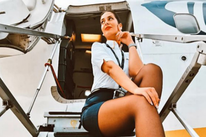 Стюардесса сфотографировалась в мини-юбке на трапе самолета и восхитила фанатов
