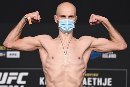 Дравшегося перед Нурмагомедовым на UFC 254 российского бойца заставили сдаться