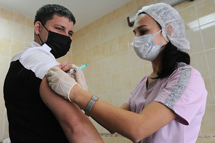 Доктор Мясников усомнился в способности вакцины остановить коронавирус