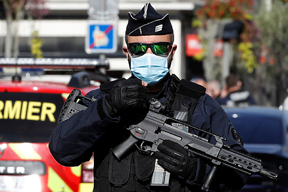 Неизвестный с криком «Аллаху акбар!» напал на полицейских во Франции