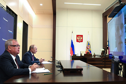 Президент России Владимир Путин и председатель правления ВТБ Андрей Костин
