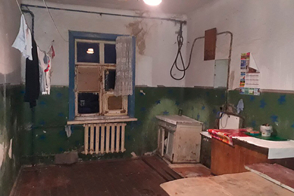 Ветеран войны в Чечне пожаловался на разрушающийся потолок и ледяной туалет