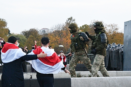 Силовики применили слезоточивый газ против протестующих в Минске