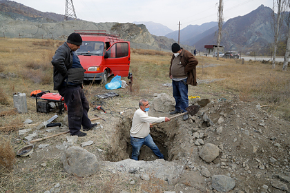 Армяне начали выкапывать родственников из могил и вывозить их из Карабаха