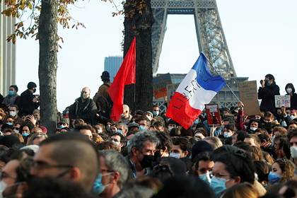 Полиция применила против протестующих во Франции газовые баллончики и водометы