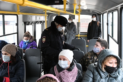 В России пенсионерка избила выписавшего штраф за отсутствие маски полицейского