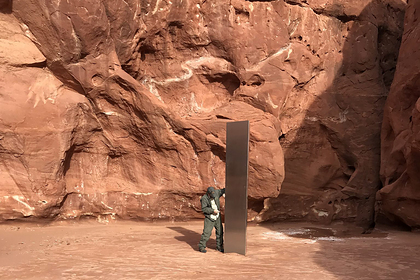 Загадочный металлический монумент обнаружили посреди удаленной пустыни