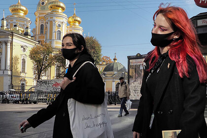 Россиян предупредили об опасности цветных защитных масок