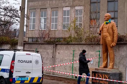 В Киеве открыли платный памятник Ленину