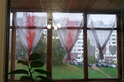 Белорус сдал в милицию своих детей из-за бело-красно-белых штор