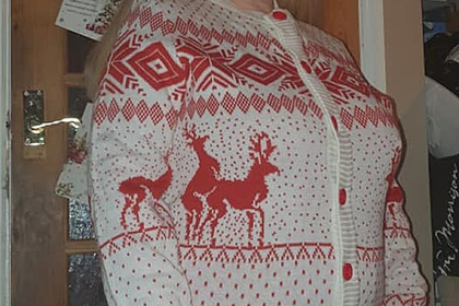 Пожилая учительница обнаружила спаривающихся оленей на новом свитере