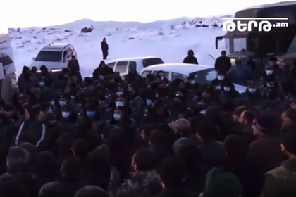 Жители Армении перекрыли дорогу машине Пашиняна